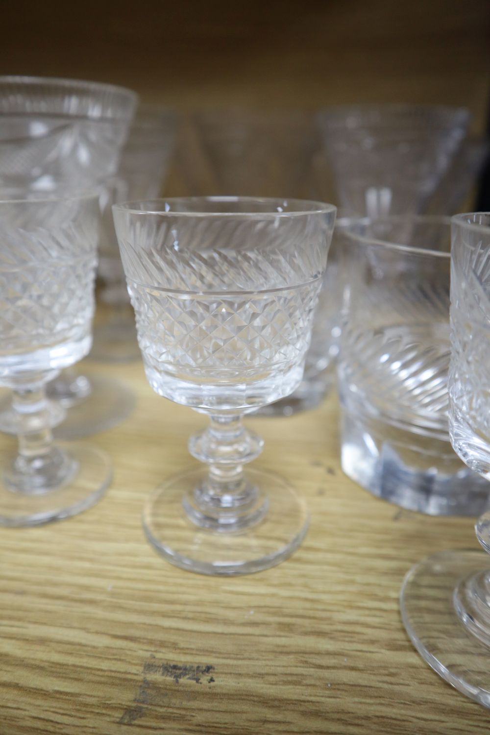 A collection of assorted antique and later glass ware (46)